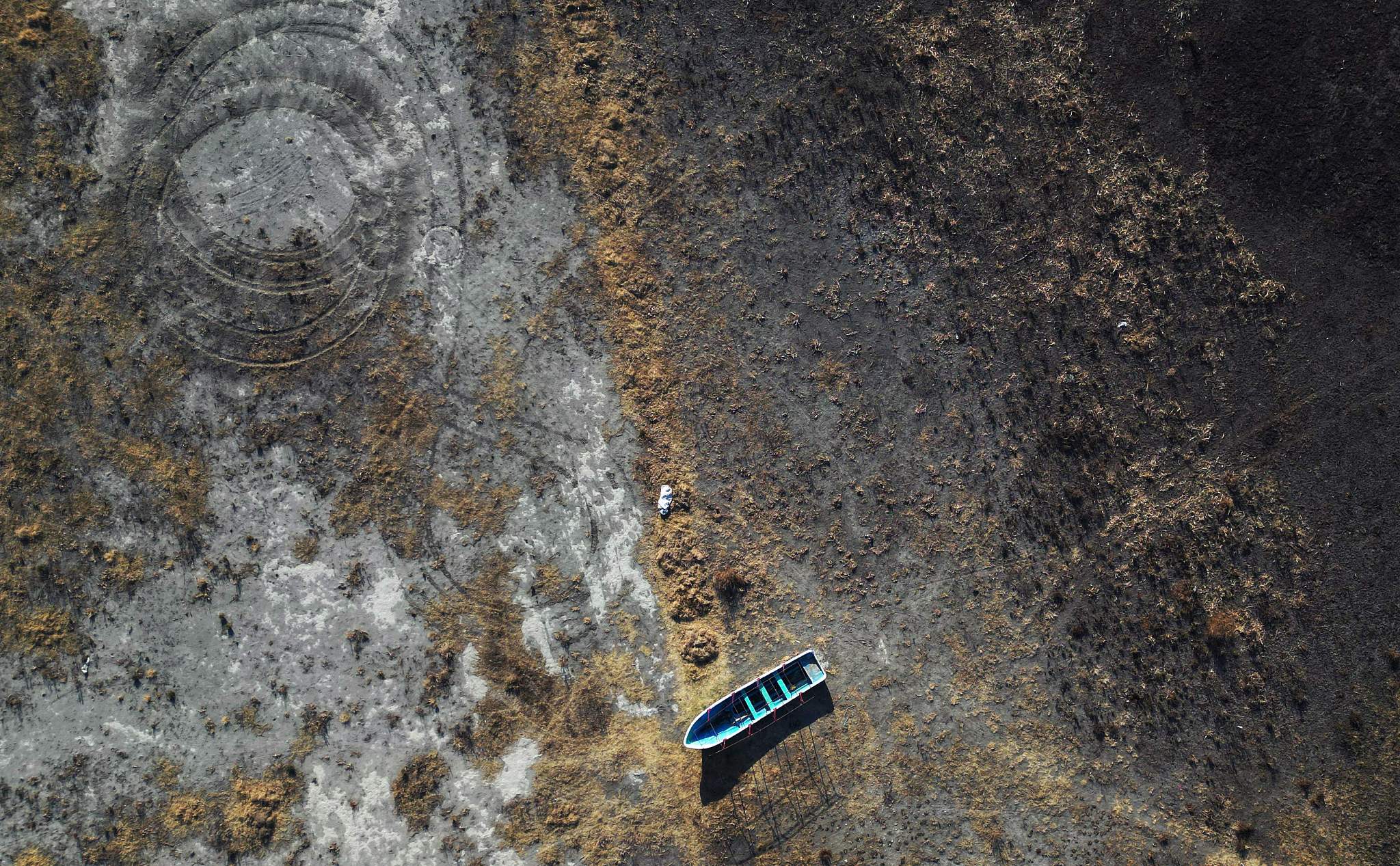 An abandoned boat on the completely dry Lake Zumpango in San Pedro de la Laguna, Mexico, March 5, 2024. /CFP