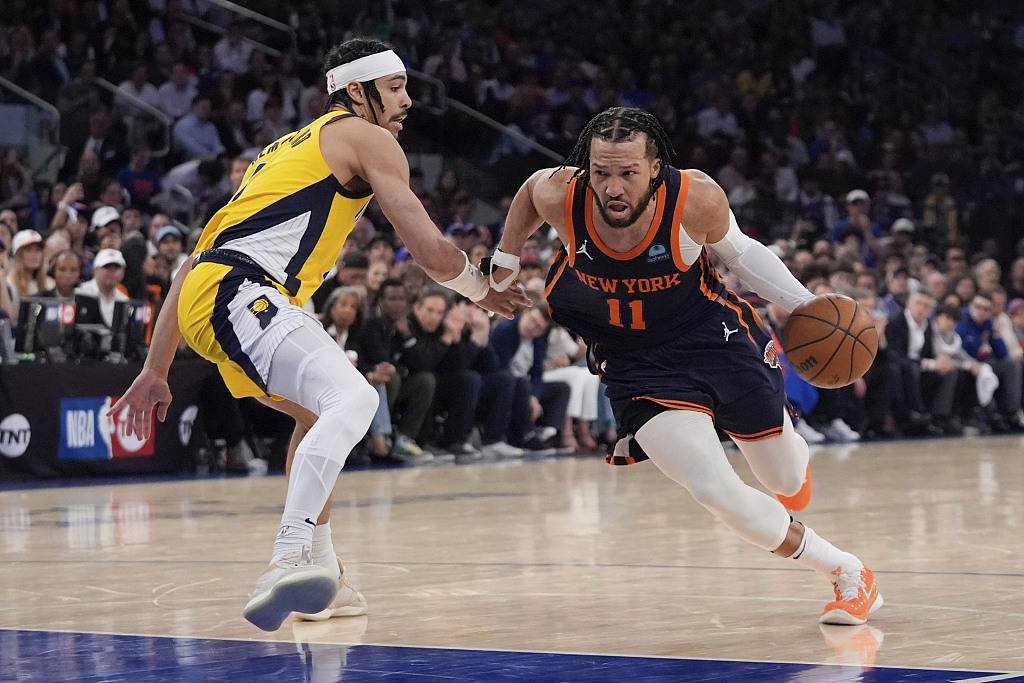 Jalen Brunson (#11) of the New York Knicks penetrates in Game 2 of the NBA Eastern Conference semifinals against the Indiana Pacers at Madison Square Garden in New York City, May 8, 2024. /CFP