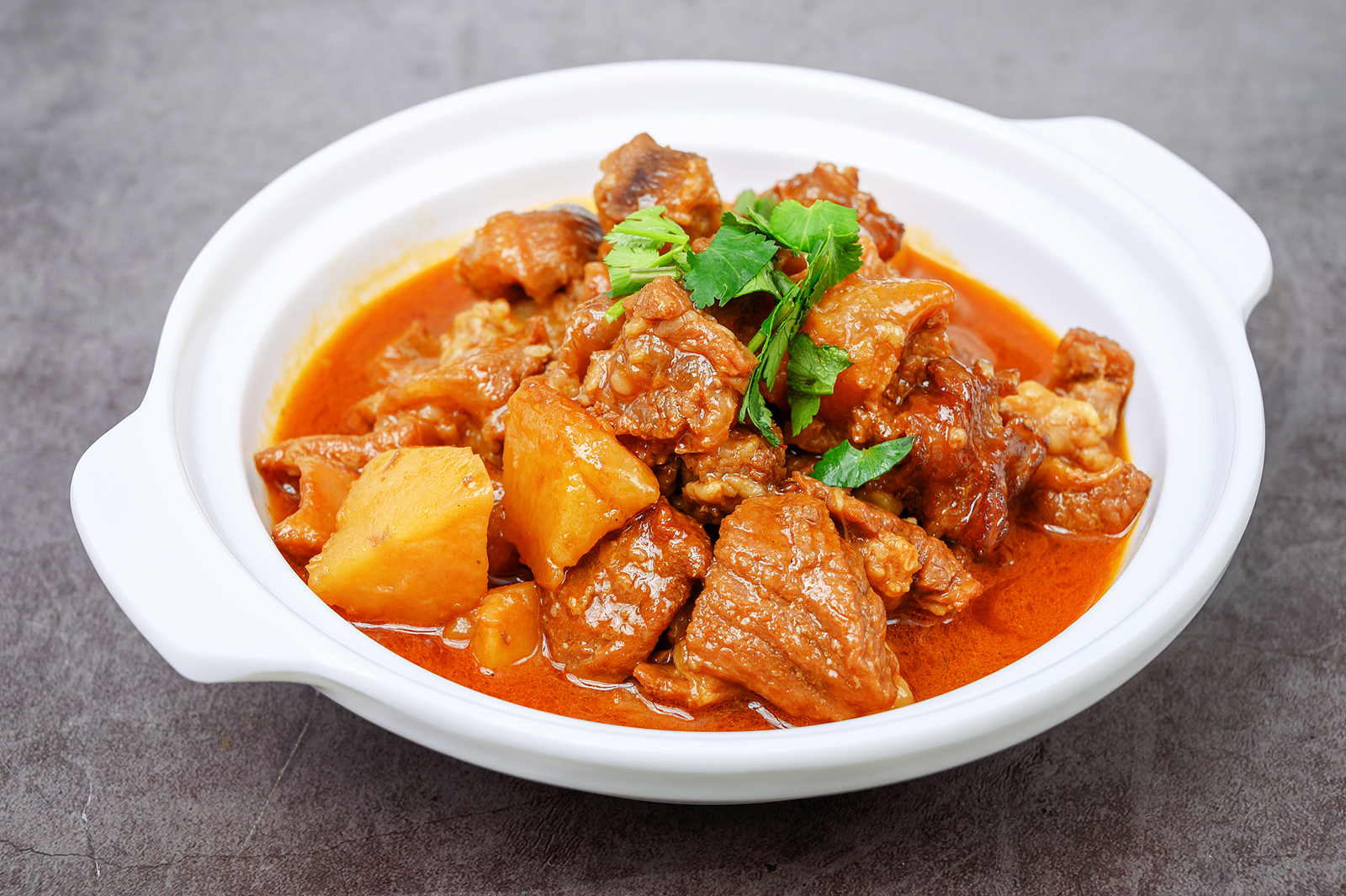 Chinese beef stew with potatoes /CFP
