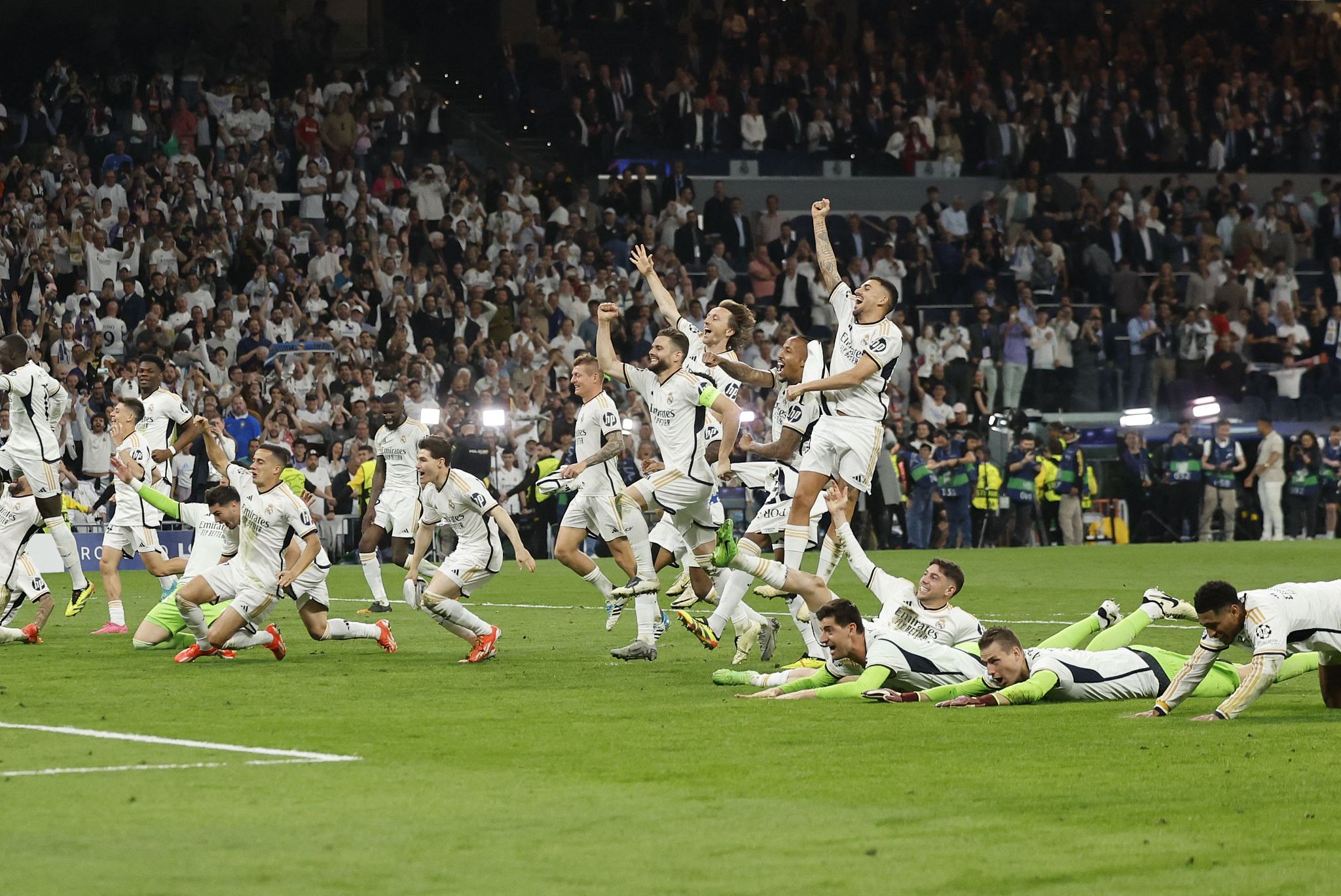 Real Madrid players celebrate with their fans at Estadio Santiago Bernabeu in Madrid, Spain, May 8, 2024. /CFP