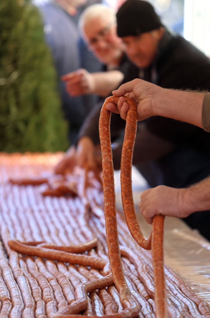 A chef showcases the 3,972-meter-long grilled sausage prepared for the Vamos-Toros Festival in Sajovamos, Hungary. /IC