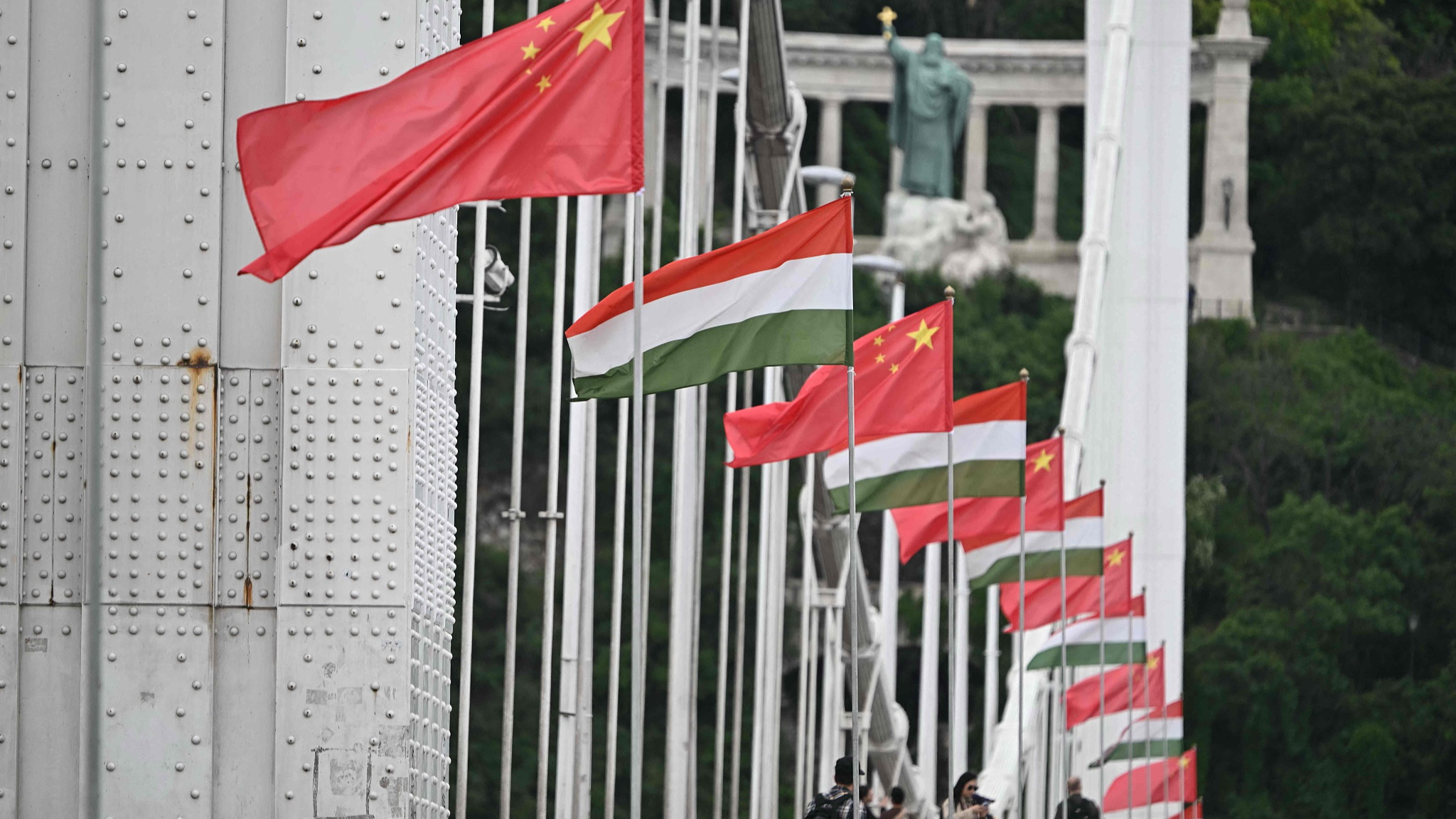 Xi: China, Hungary set fine example for new type of intl relations
