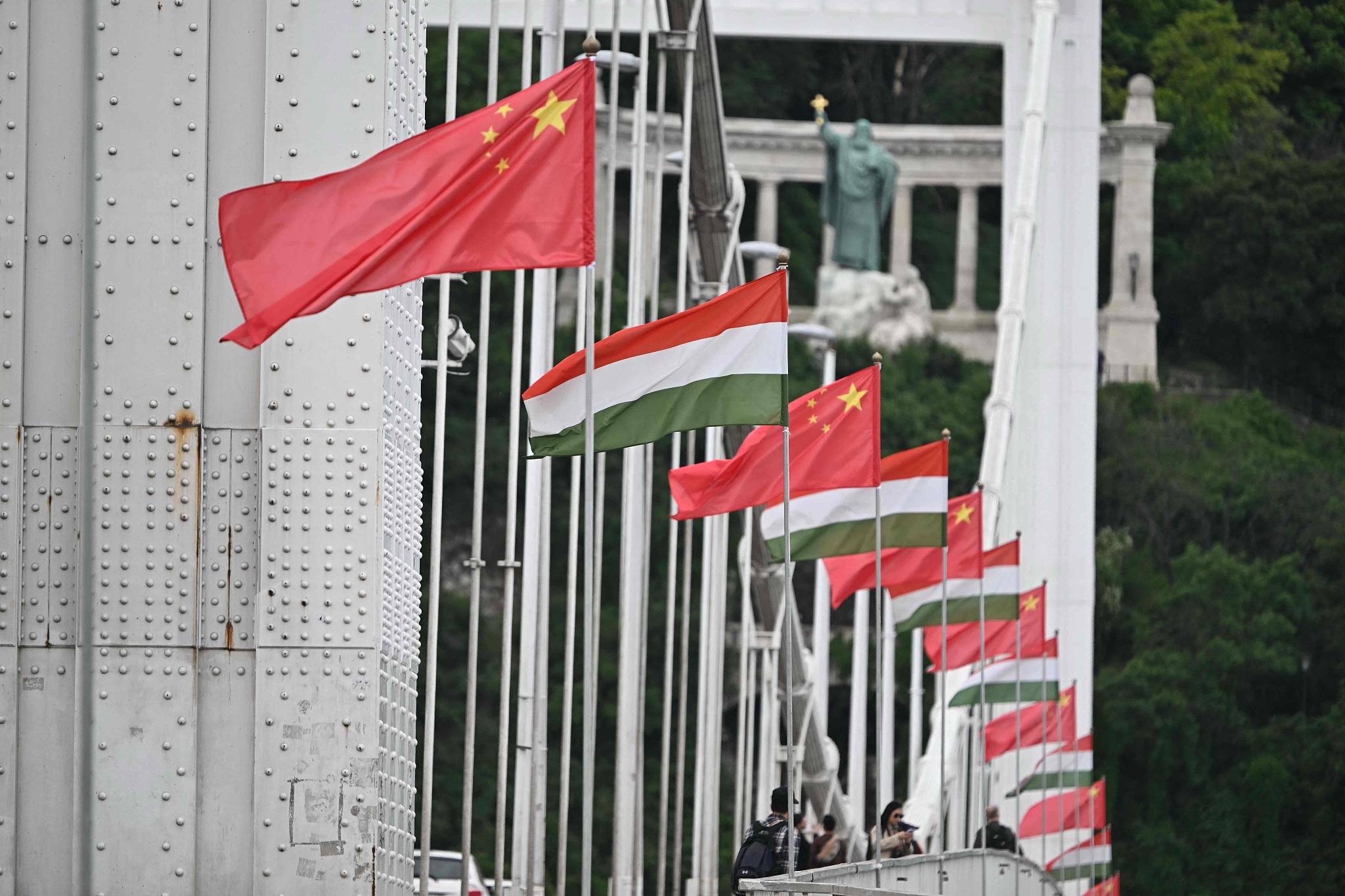 Chinese and Hungarian national flags decorate the Erzsebet Bridge in Budapest, Hungary, May 8, 2024. /CFP