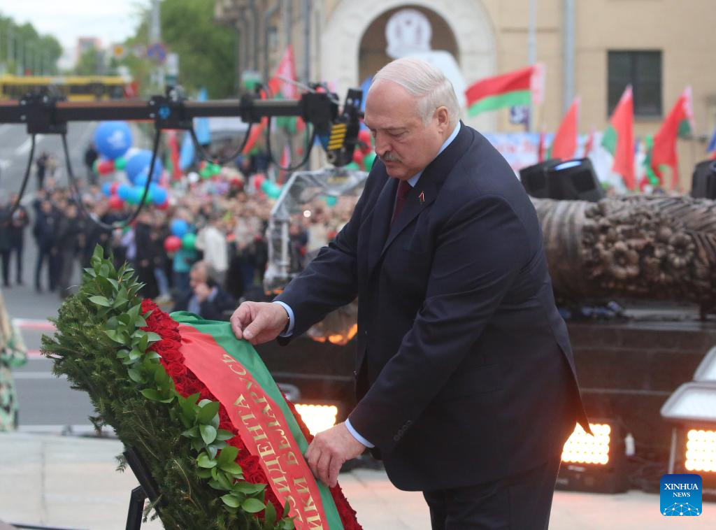 Belarusian President Aleksandr Lukashenko lays flowers during a commemorative event in Minsk, Belarus, on May 9, 2024. /Xinhua
