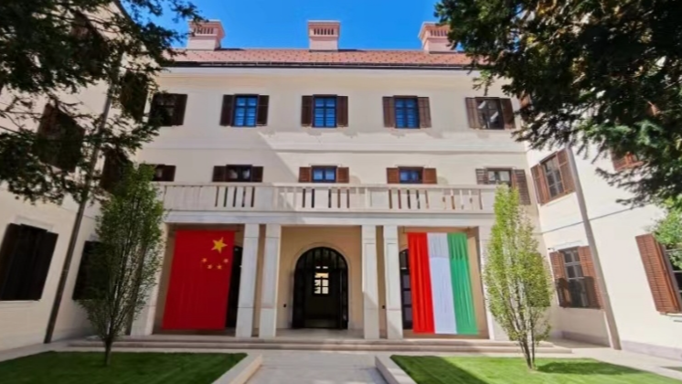 The Chinese and Hungarian national flags are seen at the prime minister's office in Budapest, Hungary. /China Media Group