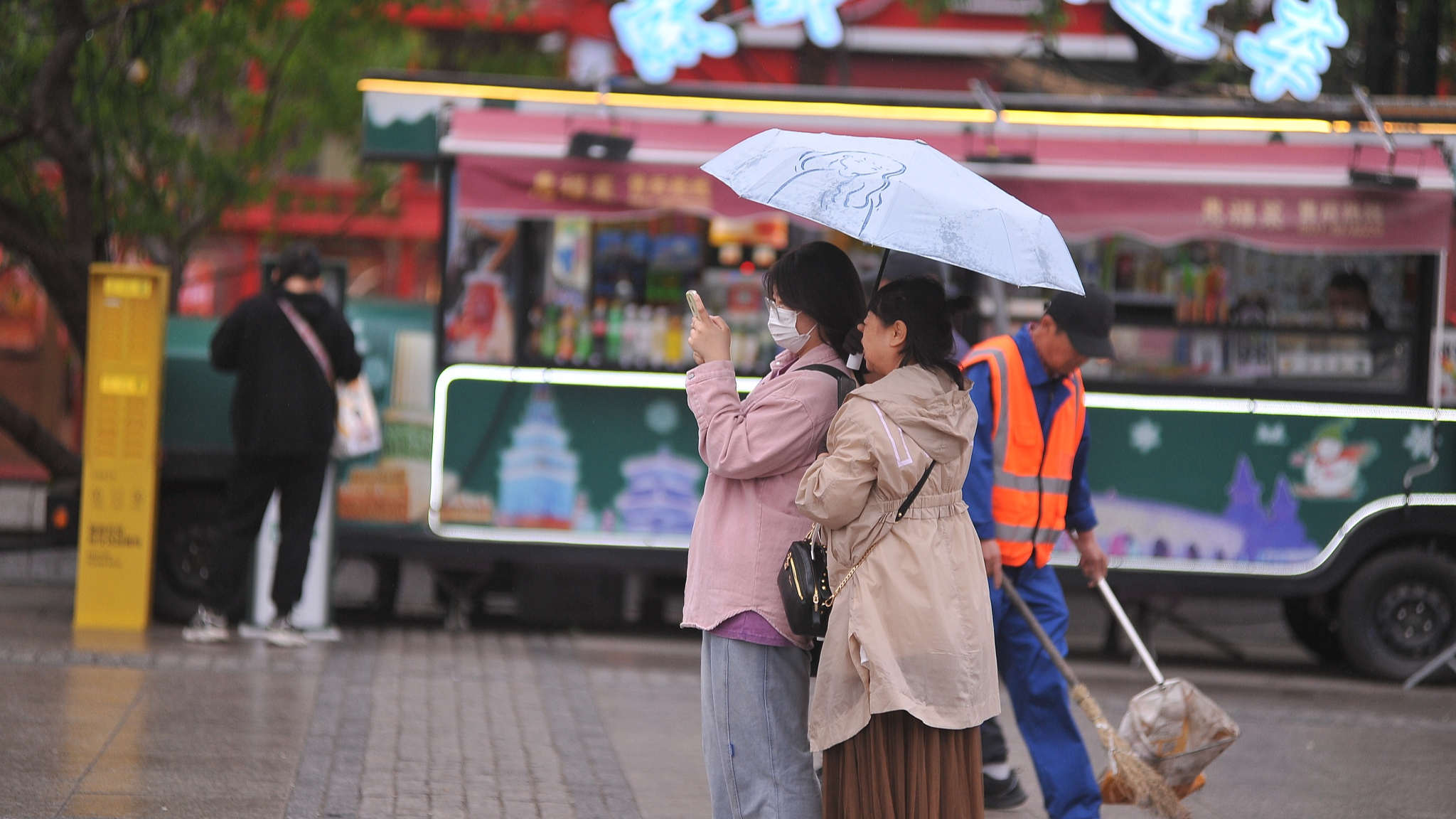On May 10, 2024, Harbin in northeast China's Heilongjiang Province welcomed its first rainfall after the onset of summer, leading to a noticeable drop in temperature. /CFP