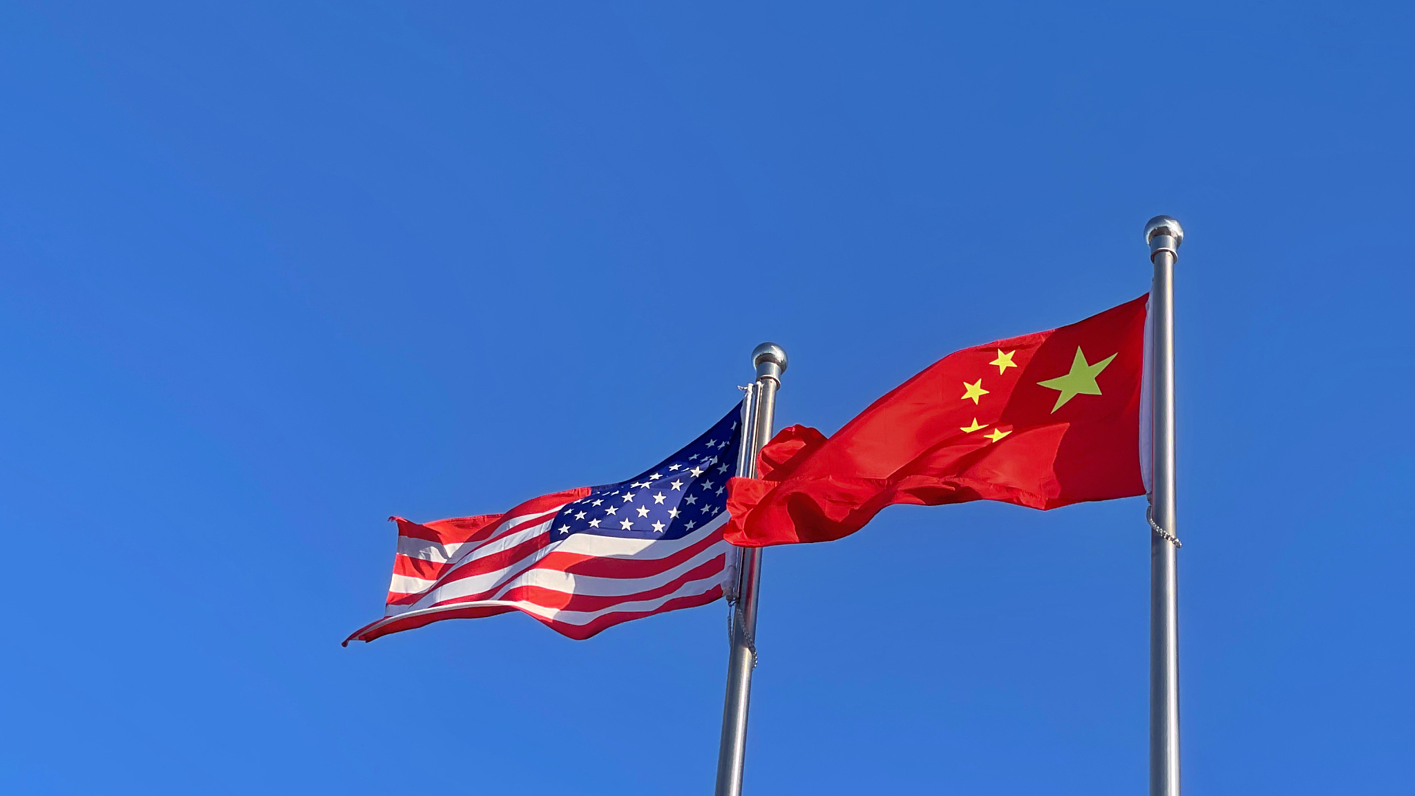 A file photo of Chinese and U.S. national flags fluttering. /CFP