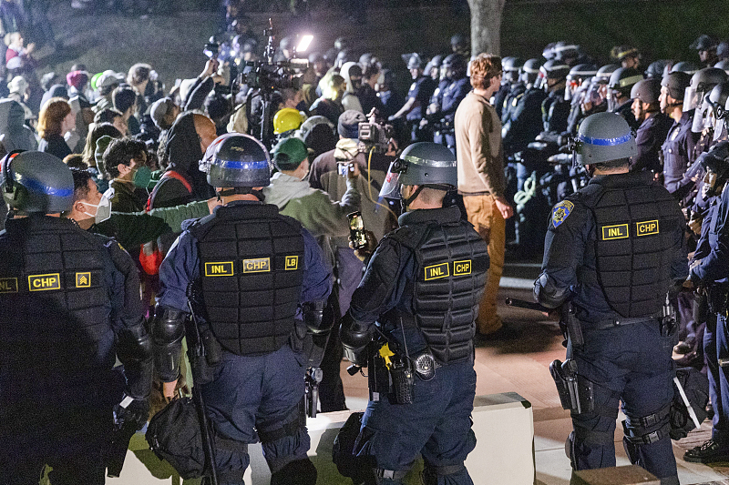 U.S. Police take security measures around UCLA as the Pro-Palestinian demonstrators protest, in Los Angeles, California, U.S., May 2, 2024. /CFP