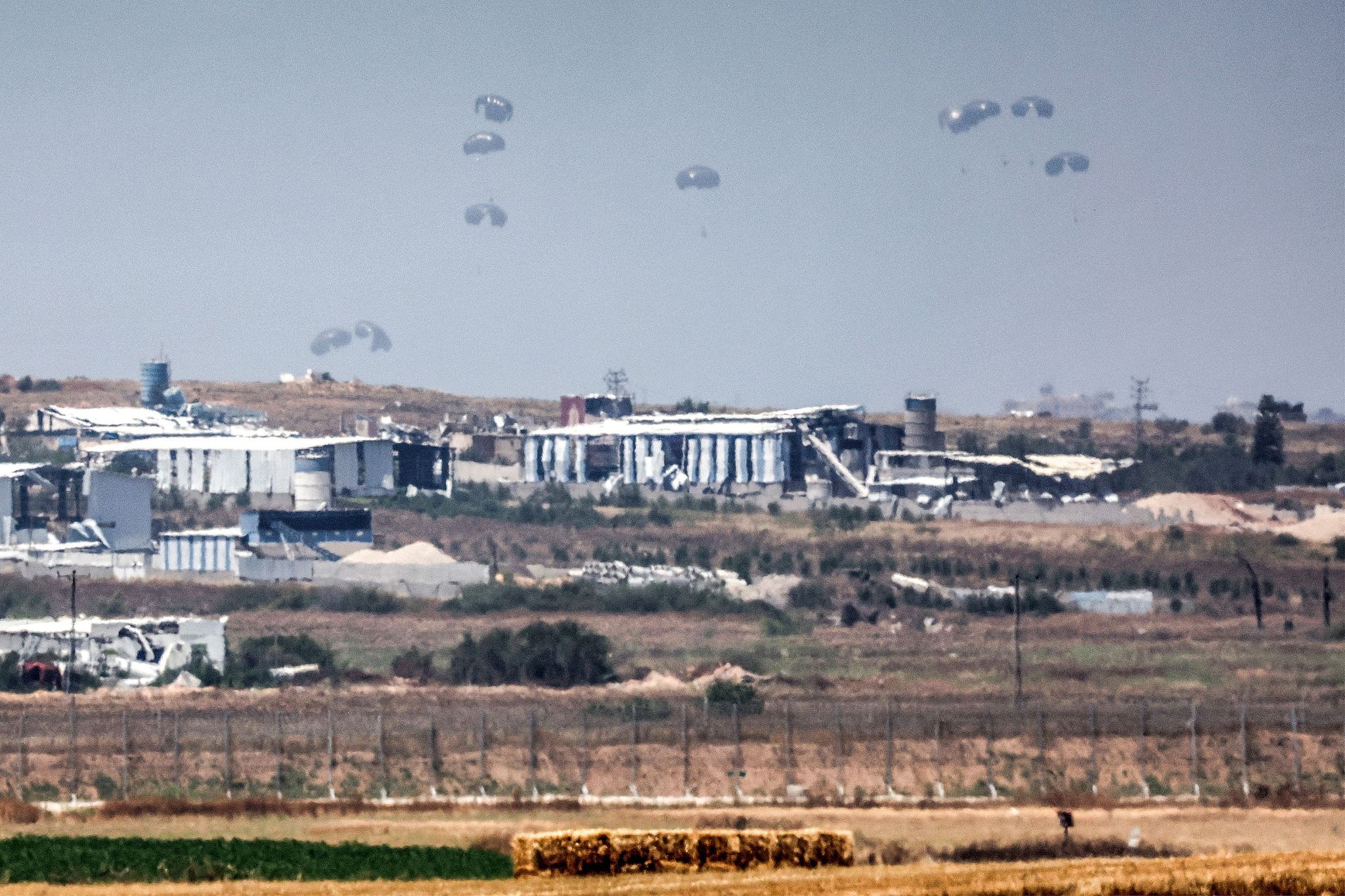 Humanitarian aid packages are dropped on the Gaza Strip on May 9, 2024 amid the ongoing conflict in the Palestinian territory between Israel and the militant group Hamas. /CFP