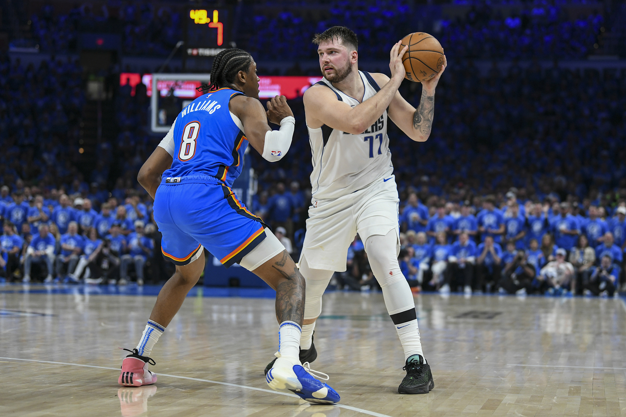 Luka Doncic (R) of the Dallas Mavericks defends against Jalen Williams of the Oklahoma City Thunder during their Game 2 of NBA playoff series, in Oklahoma City, U.S., May 9, 2024. /CFP