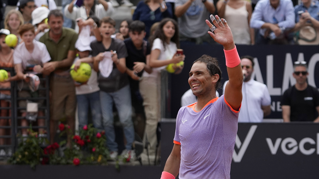 Rafael Nadal gestures to spectators after winning the Italian Open first round in Rome, Italy, May 9, 2024. /CFP