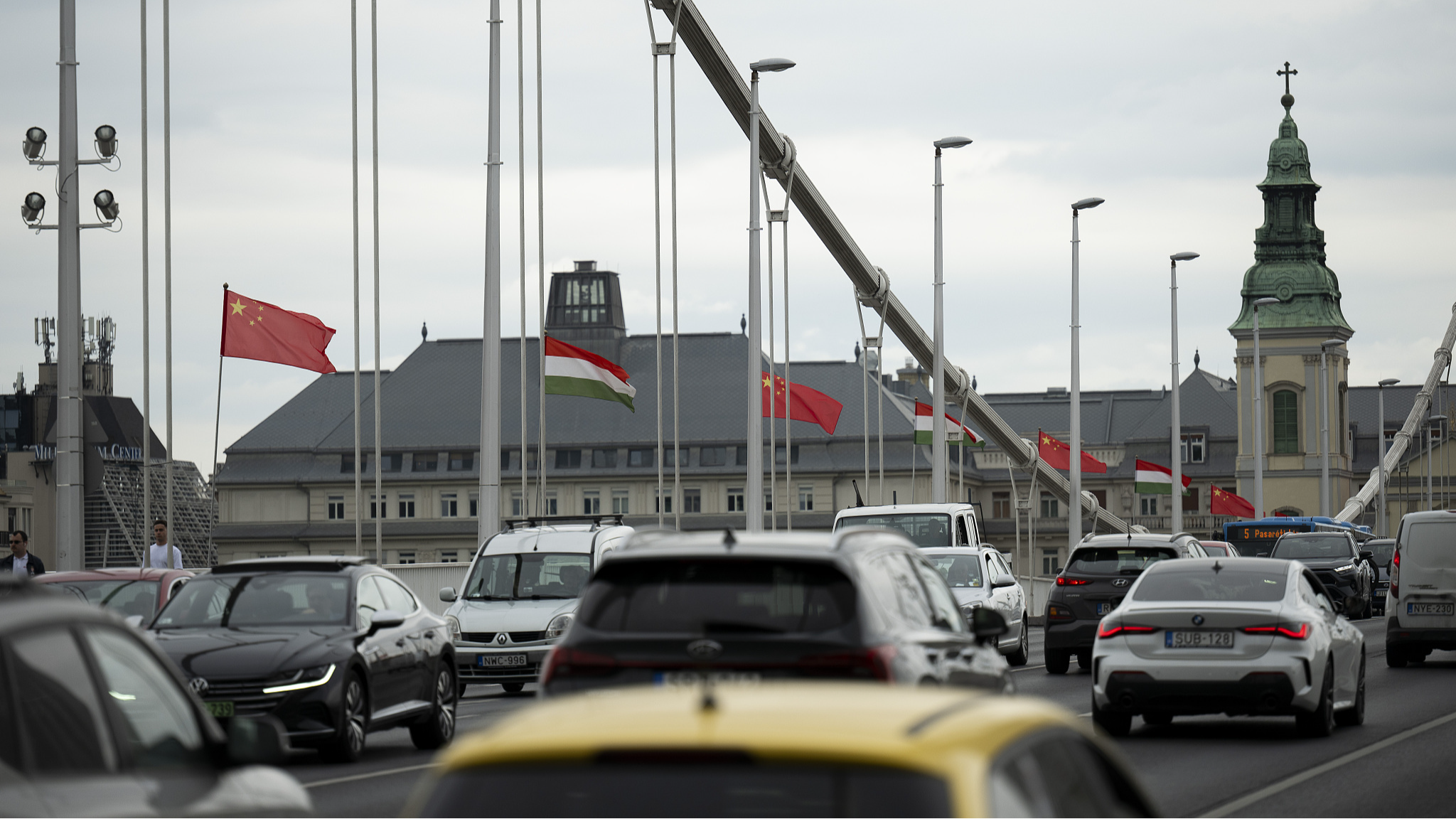 Chinese and Hungarian flags on the Elisabeth Bridge in Budapest, Hungary, May 8, 2024. /CFP
