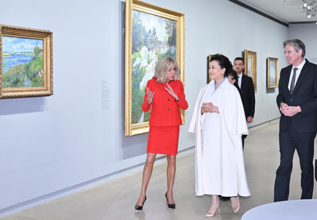 Peng Liyuan, wife of Chinese President Xi Jinping, visits the Orsay Museum with Brigitte Macron, wife of French President Emmanuel Macron, in Paris, France on May 6, 2024. /Xinhua