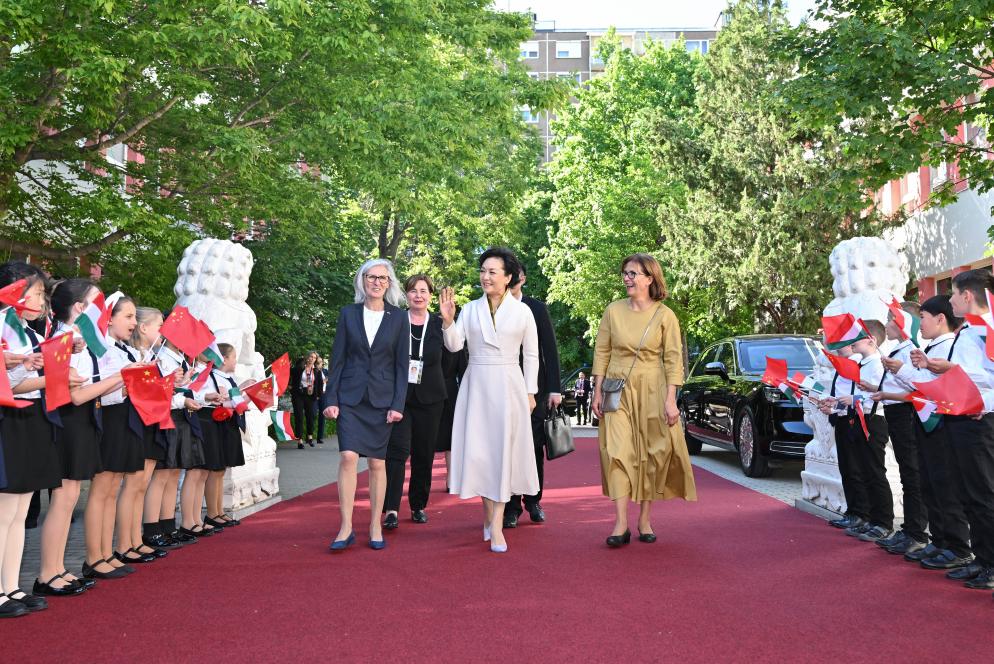 Peng Liyuan, wife of Chinese President Xi Jinping, accompanied by Aniko Levai, Hungarian Prime Minister Viktor Orban's wife, visits the Hungarian-Chinese bilingual school in Budapest, Hungary on May 9, 2024. /Xinhua
