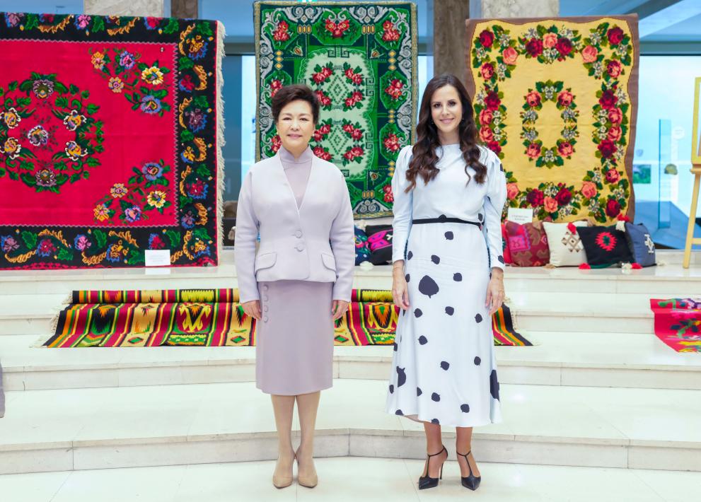 Peng Liyuan, wife of Chinese President Xi Jinping, visits the National Museum of Serbia with Tamara Vucic, wife of Serbian President Aleksandar Vucic, in Belgrade on May 8, 2024. /Xinhua