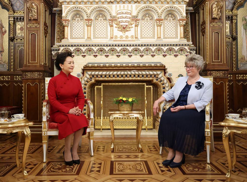 Peng Liyuan, wife of Chinese President Xi Jinping, visits Buda Castle and talks with Zsuzsanna Nagy, wife of Hungarian President Tamas Sulyok, in Budapest, Hungary on May 9, 2024. /Xinhua