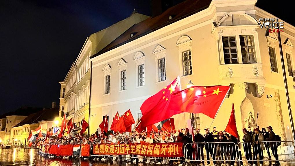 People welcome Chinese President Xi Jinping in Budapest, Hungary, May 8, 2024. /Xinhua