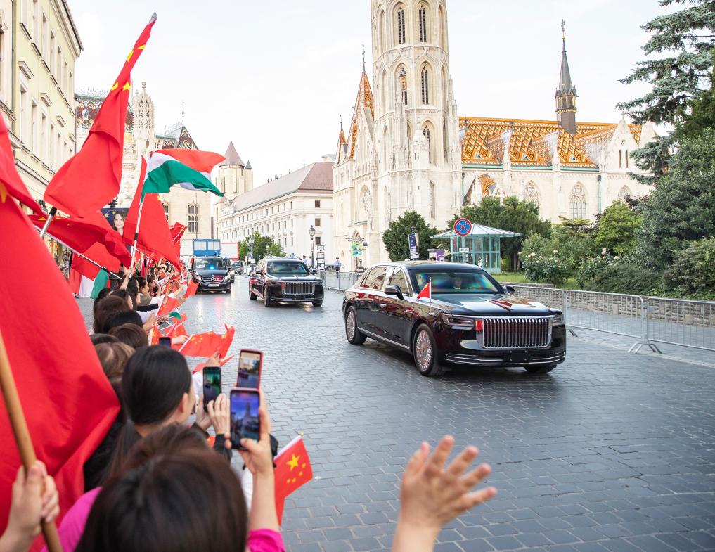 People bid farewell to Chinese President Xi Jinping in Budapest, Hungary, May 10, 2024. /Xinhua