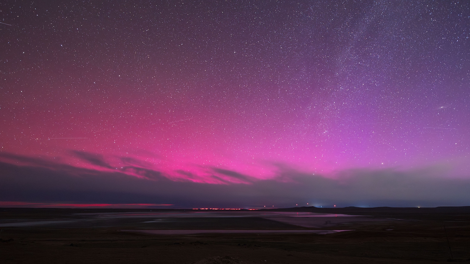 Breathtaking auroras appear in north China due to solar flare