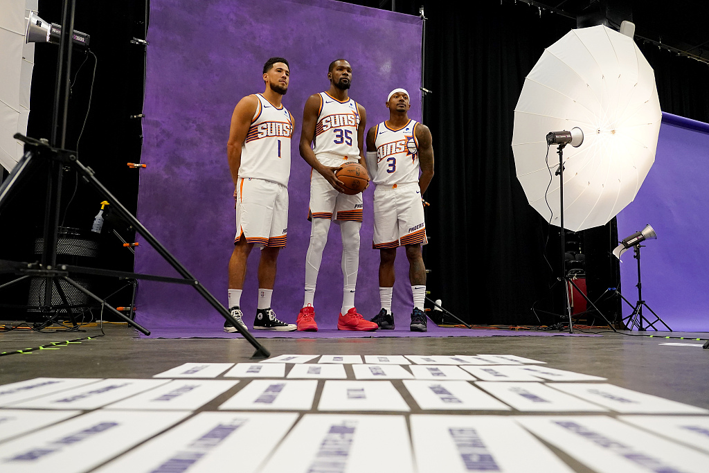 L-R: Devin Booker, Kevin Durant and Bradley Beal of the Phoenix Suns pose for a photo before the 2023-24 season in Phoenix, Arizona, October 2, 2023. /CFP