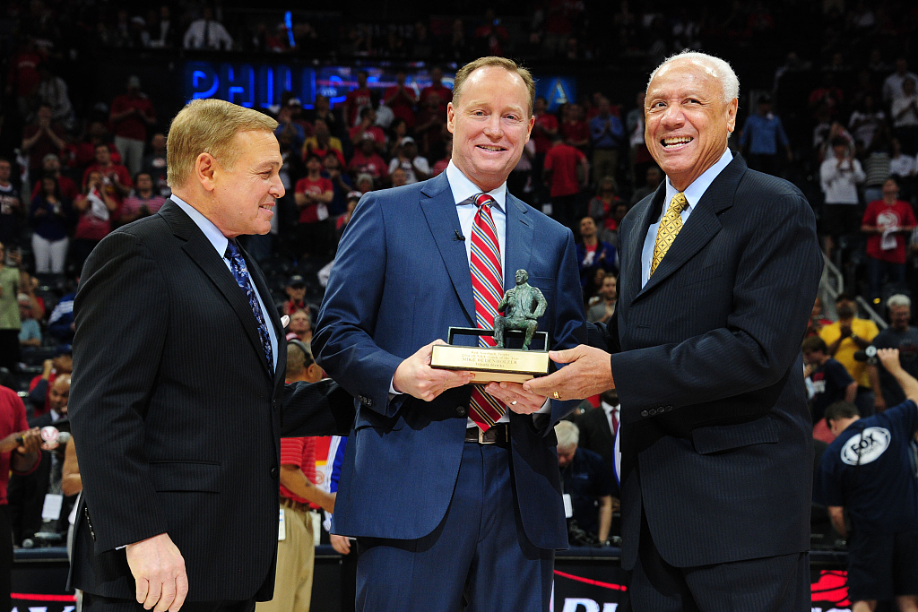 Mike Budenholzer (C), head coach of the Atlanta Hawks, is named the NBA Coach of the Year ahead of Game 2 of the NBA Eastern Conference first-round playoffs against the Brooklyn Nets at Philips Arena in Atlanta, George, April 22, 2015. /CFP