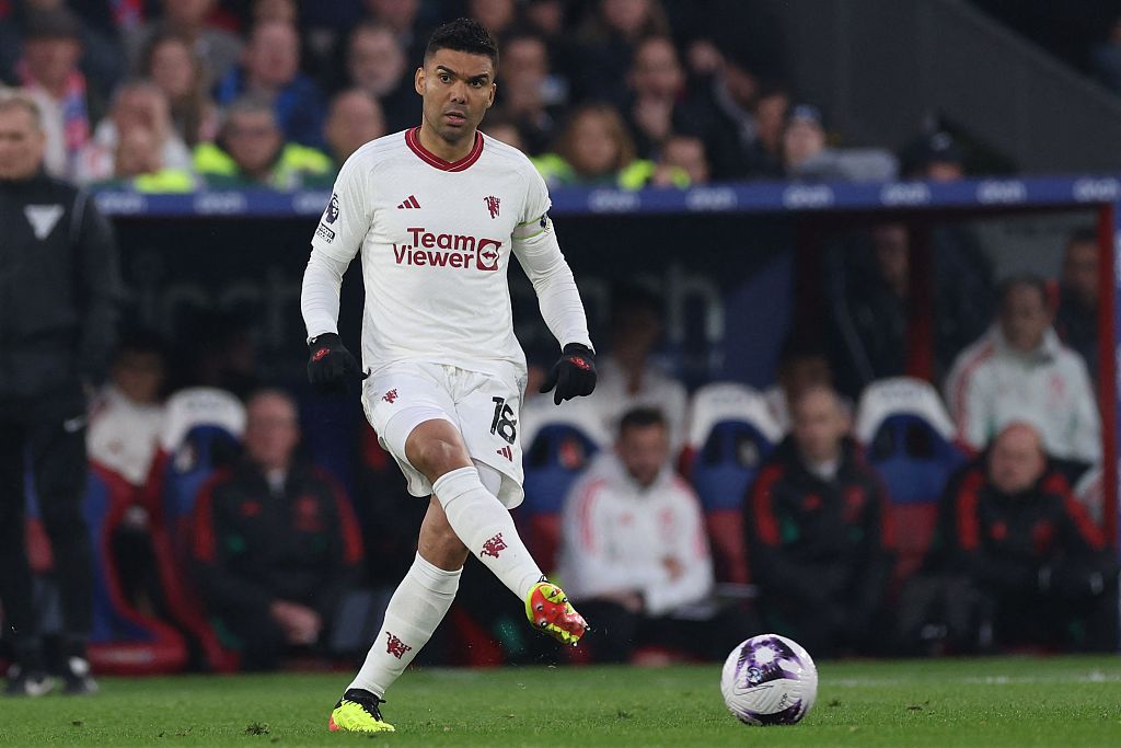 Casemiro of Manchester United passes the ball in the Premier League game against Crystal Palace at Selhurst Park in London, England, May 6, 2024. /CFP