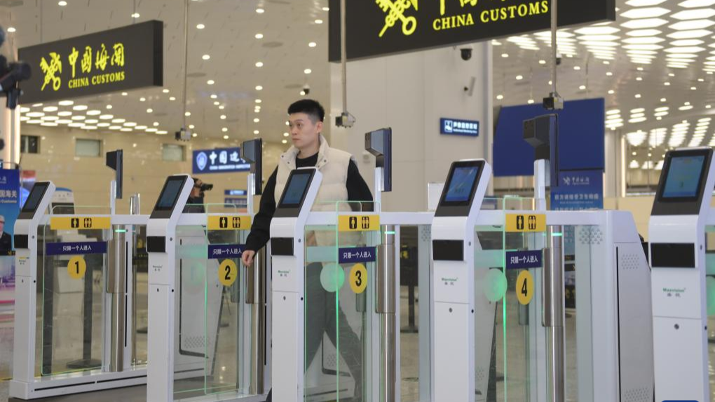 A passenger goes through customs clearance process in the Guangdong-Macao In-depth Cooperation Zone at Hengqin port, south China's Guangdong Province, March 1, 2024. /Xinhua