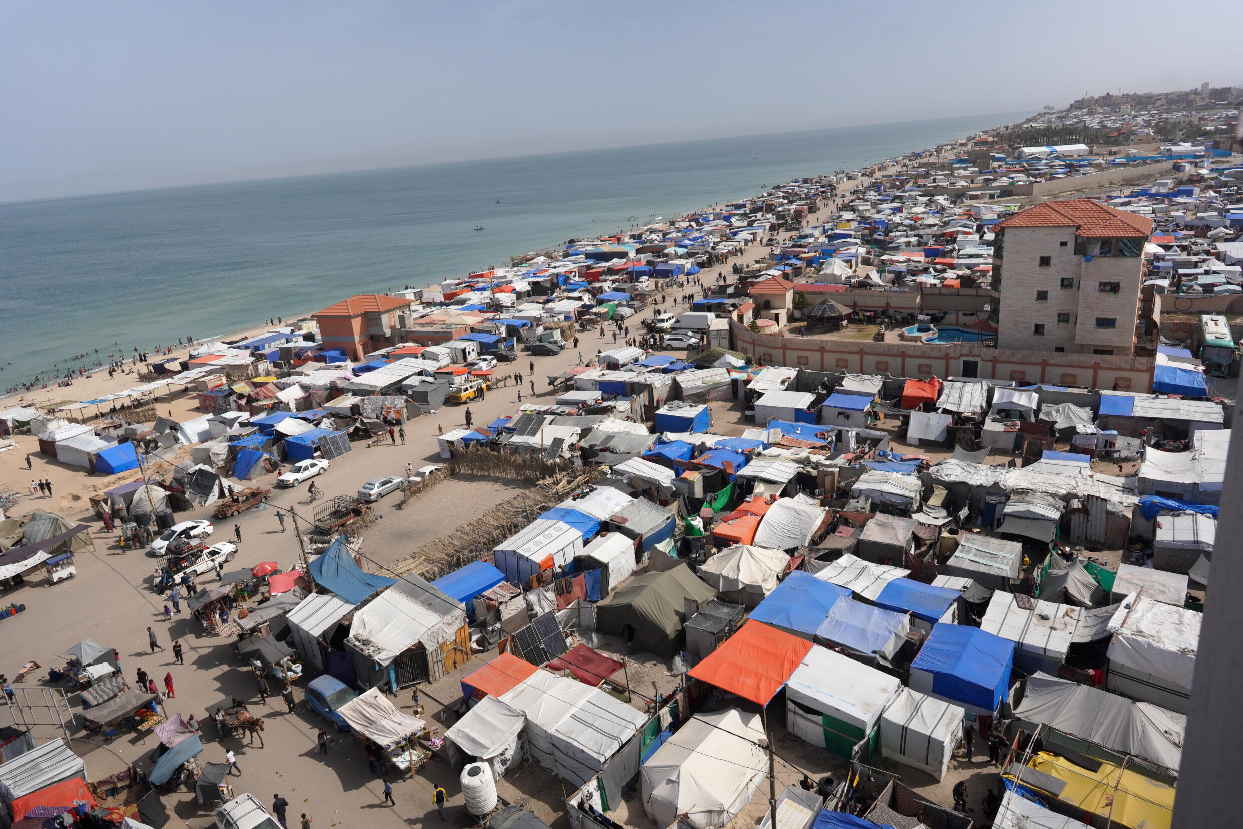 Tents housing internally displaced Palestinians on the beach in Deir al-Balah in the central Gaza Strip on May 10, 2024. /AFP