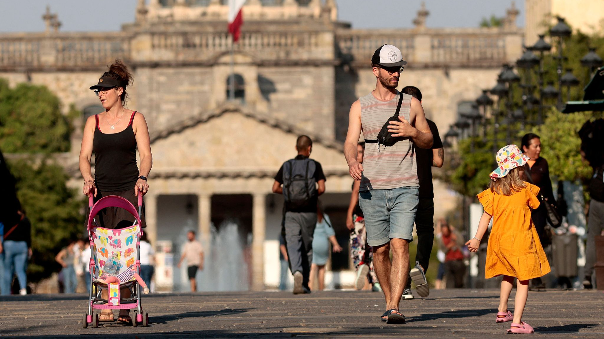 People walk in the the sun during a heat wave hitting the country, in Guadalajara, Jalisco state, Mexico, May 9, 2024. /CFP