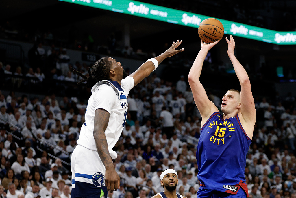 Nikola Jokic (#15) of the Denver Nuggets shoots in Game 3 of the NBA Western Conference semifinals against the Minnesota Timberwolves at the Target Center in Minneapolis, Minnesota, May 10, 2024. /CFP