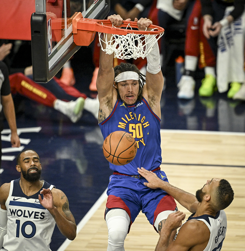 Aaron Gordon (#50) of the Denver Nuggets dunks in Game 3 of the NBA Western Conference semifinals against the Minnesota Timberwolves at the Target Center in Minneapolis, Minnesota, May 10, 2024. /CFP