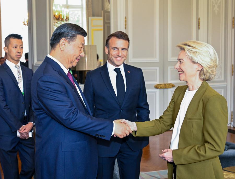 Chinese President Xi Jinping (L) shakes hands with European Commission President Ursula von der Leyen (R) in Paris, France, May 6, 2024. /Xinhua