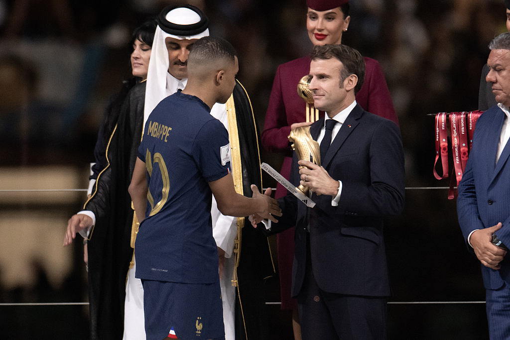 French President Emmanuel Macron (R) gives Kylian Mbappe of France the Golden Boot award after the FIFA World Cup final loss to Argentina at Lusail Stadium in Lusail, Qatar, December 18, 2022. /CFP