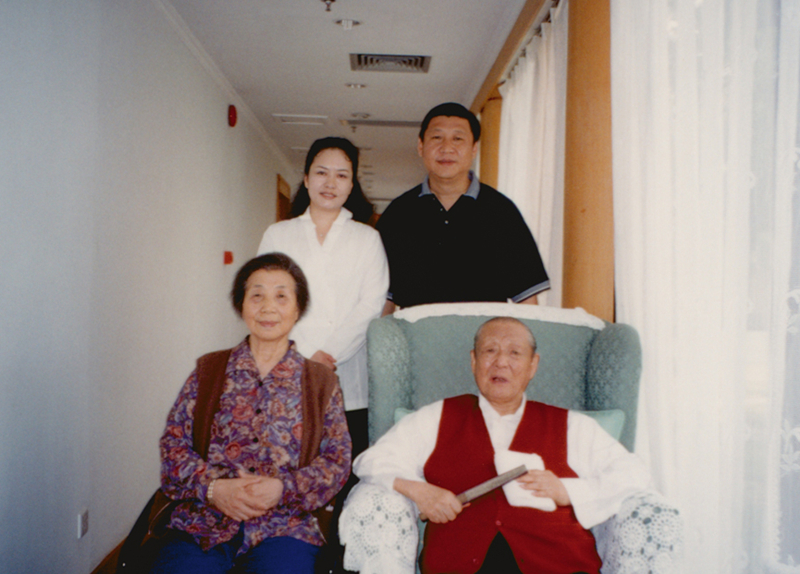 A photo of Chinese President Xi Jinping (back, R), his mother Qi Xin (front L), his father Xi Zhongxun (front, R), and his wife Peng Liyuan (back, L). /CMG
