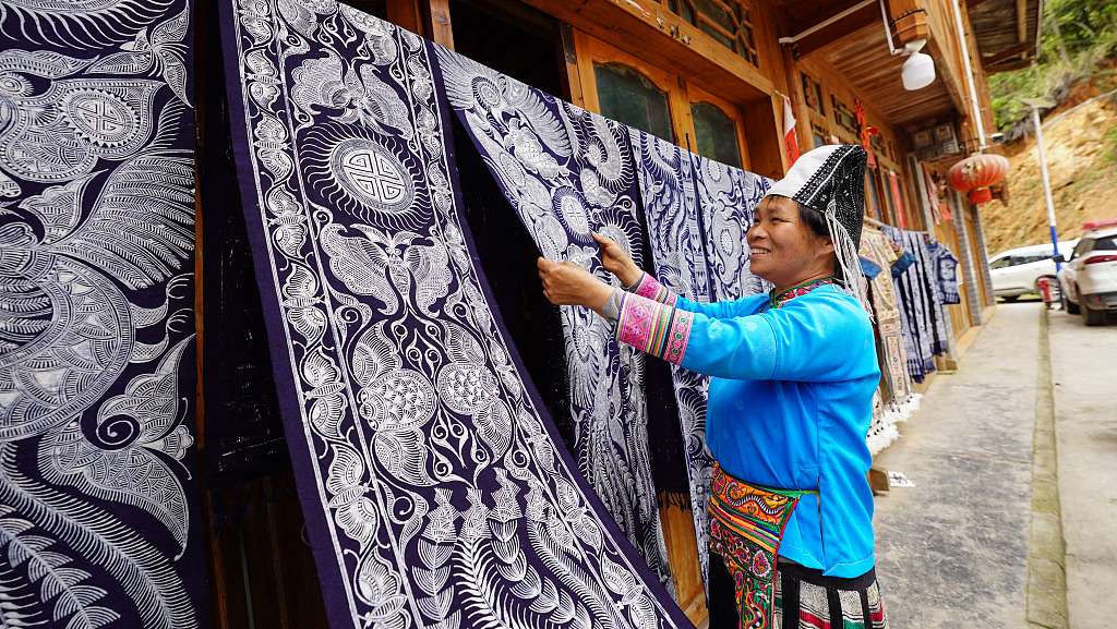 A woman of the Miao ethnic group showcases Miao batik products in Rongjiang County, Guizhou Province, April 24, 2024. /CFP
