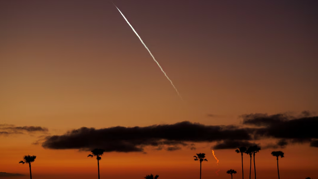 An evening launch of a SpaceX Falcon 9 rocket carrying 22 Starlink satellites to low-Earth orbit from Space Launch Complex 4 East at Vandenberg Space Force Base is seen over the Pacific Ocean from Encinitas, California, U.S., April 1, 2024. /Reuters