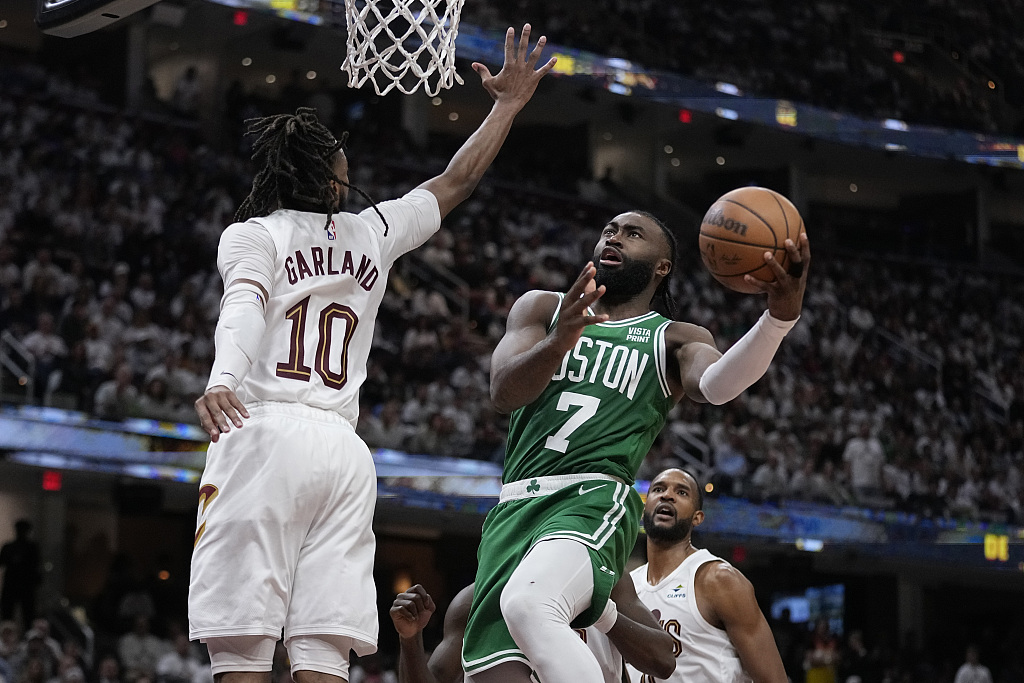 Jaylen Brown (#7) of the Boston Celtics drives toward the rim in Game 3 of the NBA Eastern Conference semifinals against the Cleveland Cavaliers at the Rocket Mortgage FieldHouse in Cleveland, Ohio, May 11, 2024. /CFP