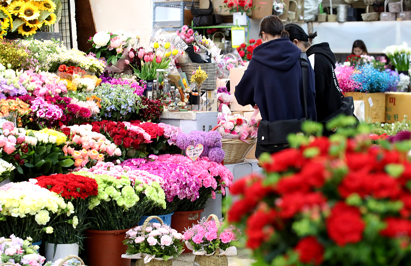 Carnations are a popular choice during Mother's Day at flower shops in Seoul, South Korea. /CFP