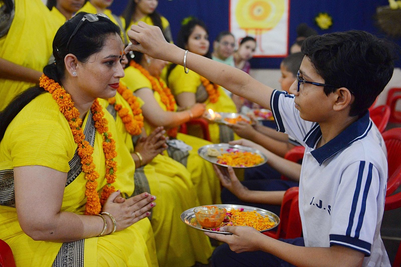 Indian school children perform an arti puja for their mothers during an event to mark Mother's Day at a school in Amritsar. /CFP