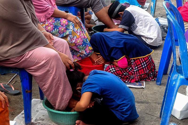 Children kiss their mothers' feet on the Mother's Day in Jakarta, Indonesia. /CFP