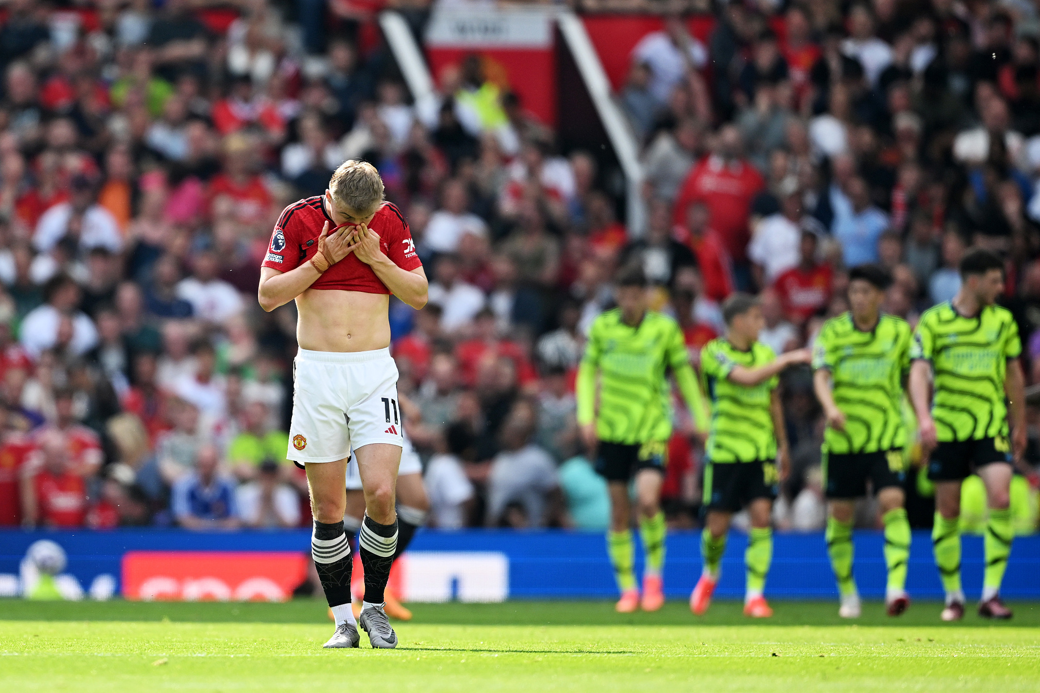 Rasmus Hojlund of Manchester United looks dejected after losing to Arsenal at Old Trafford in Manchester, England, May 12, 2024. /CFP