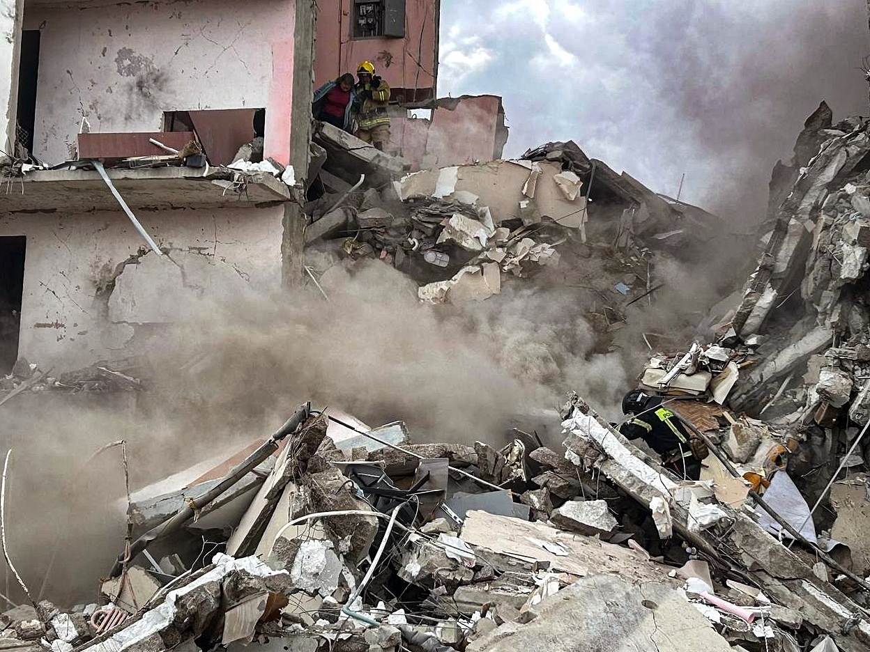 Employees of the Russian Emergencies Ministry work at the collapsed entrance to a residential building in Belgorod, Russia, May 12, 2024. /CFP 