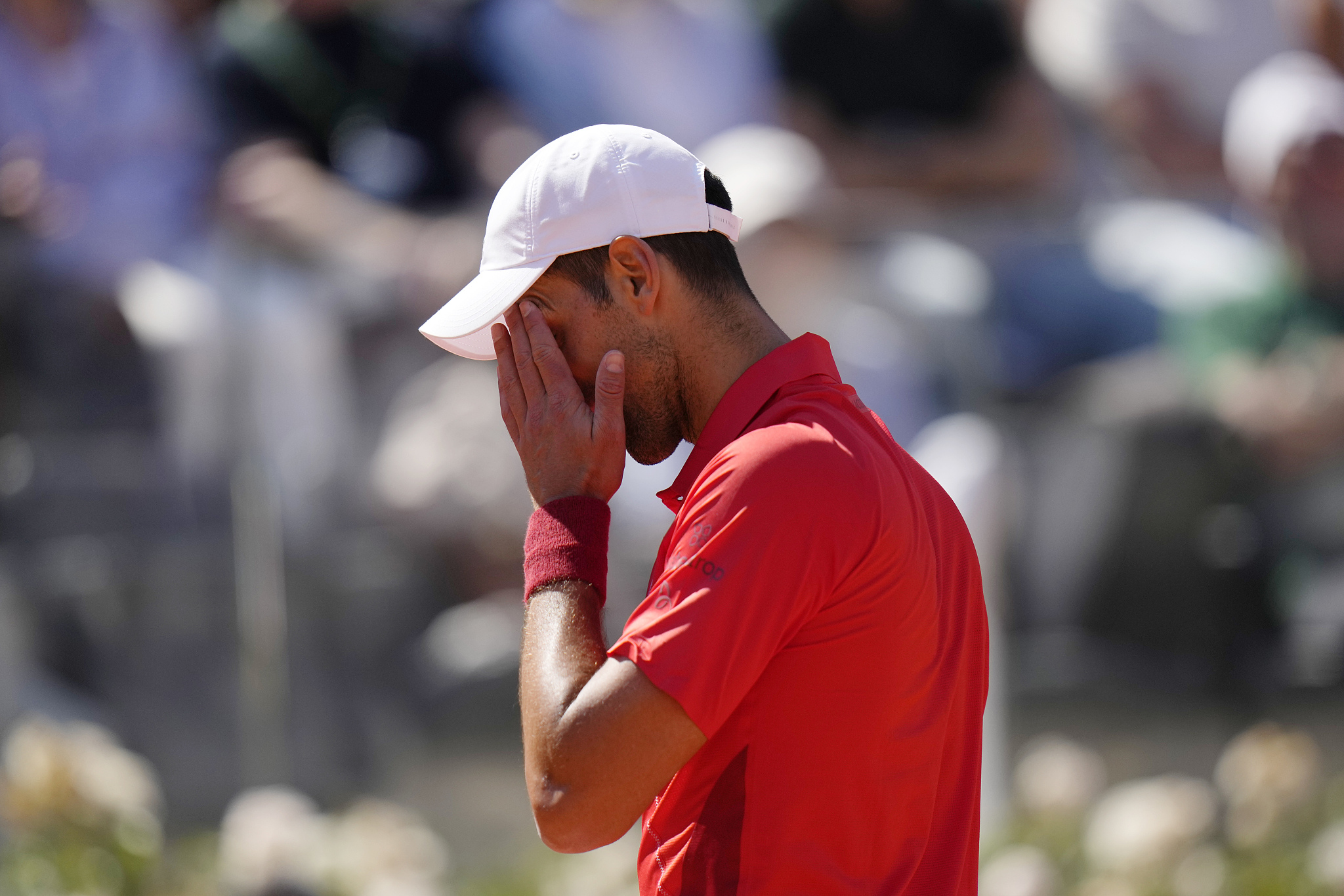Novak Djokovic in frustration at the Italian Open tennis tournament in Rome, May 12, 2024. /CFP