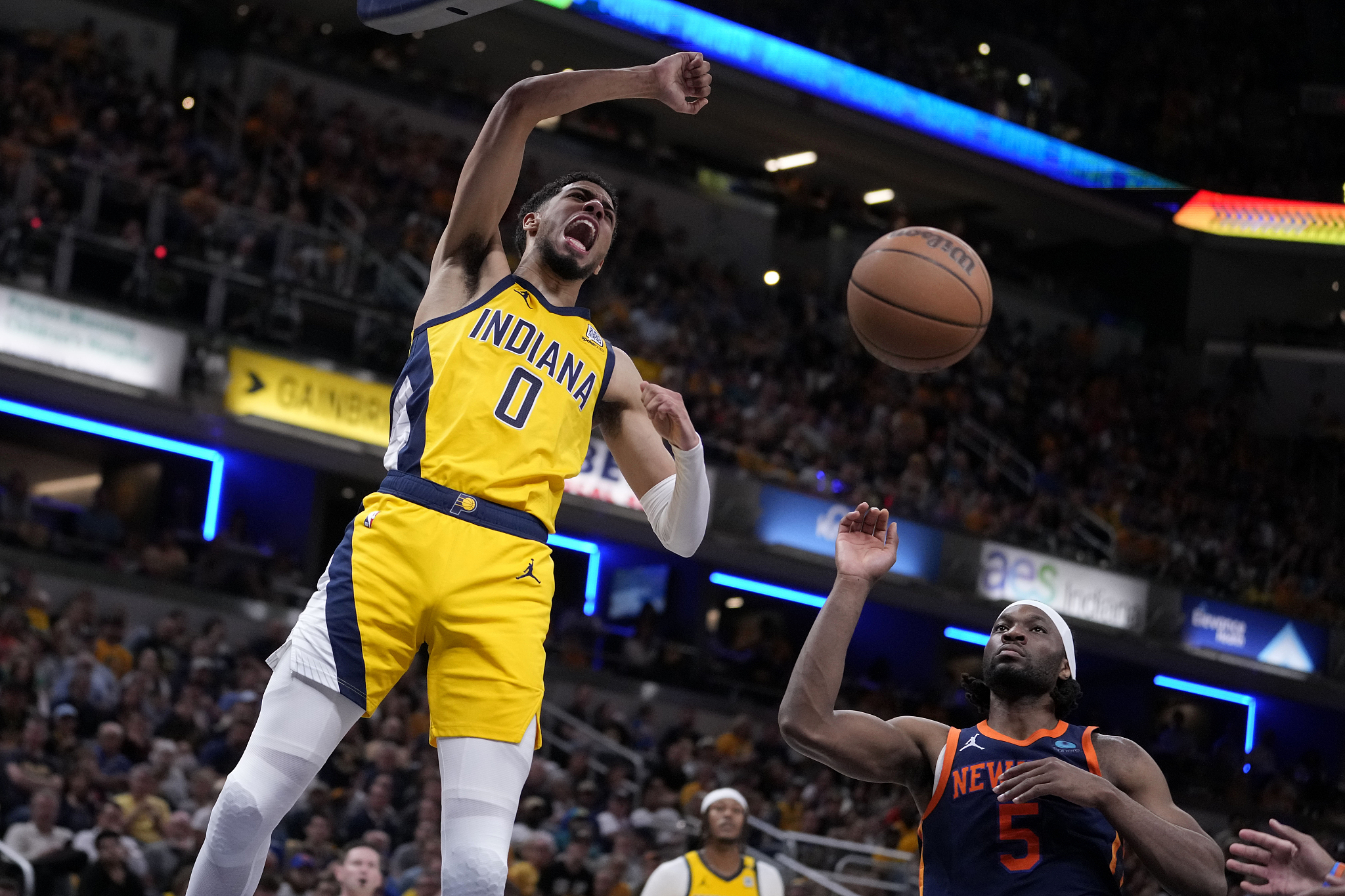 Tyrese Haliburton (L) of the Indiana Pacers dunks the ball over the New York Knicks forward Precious Achiuwa (#5) during their game at Gainbridge Fieldhouse in Indianapolis, May 12, 2024. /CFP