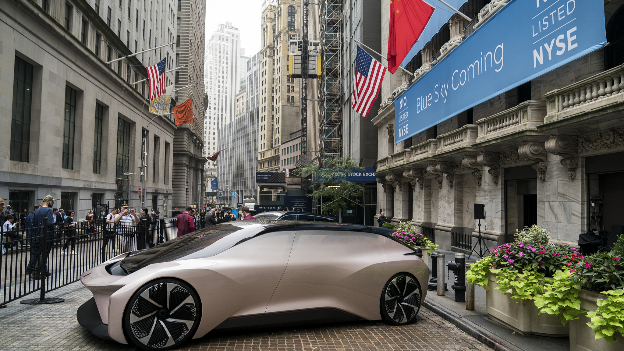 A vehicle from Chinese electric car maker NIO sits outside of the New York Stock Exchange in New York City, September 12, 2018. /CFP