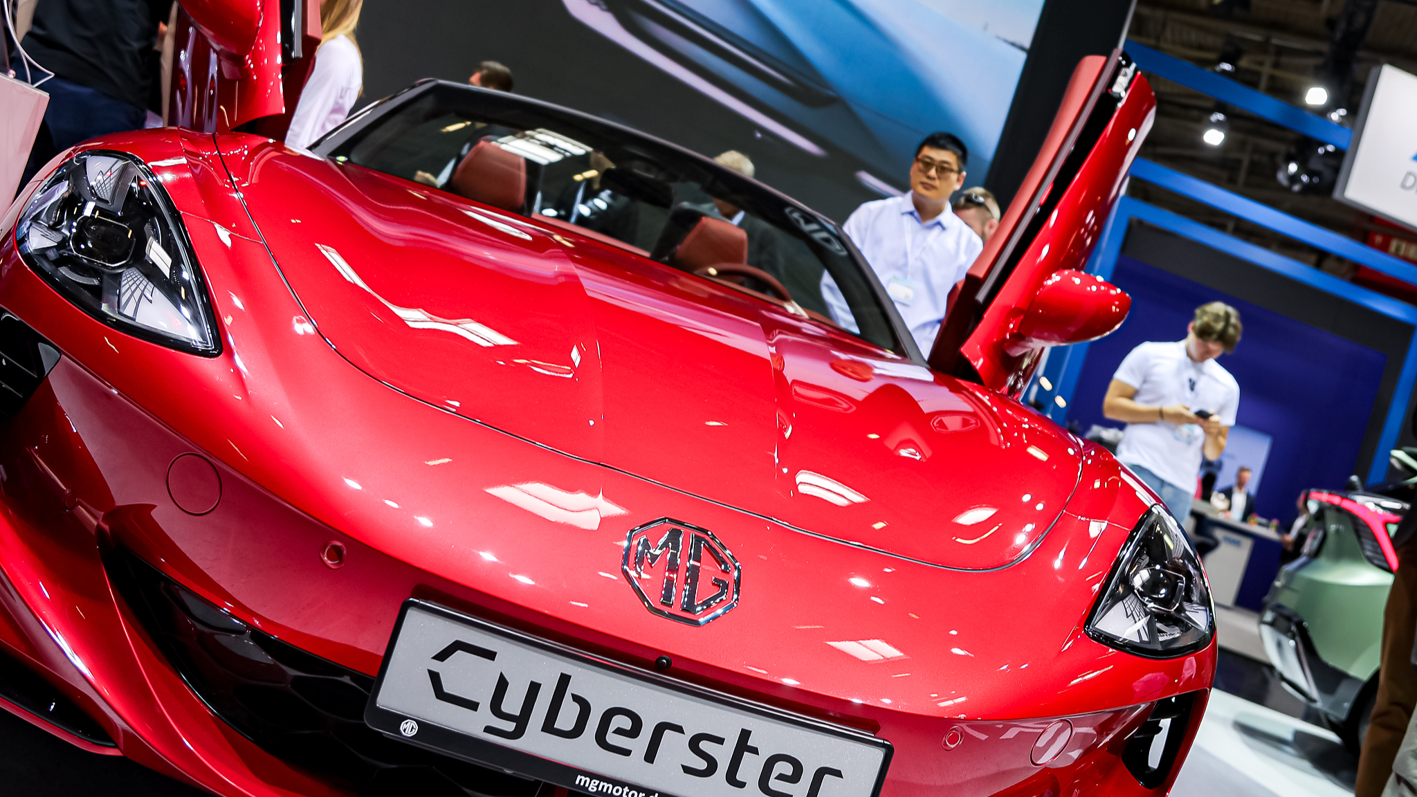 Visitors look at a Cyberster electric car manufactured by Chinese car brand MG at the 2023 Munich Motor Show in Munich, Germany, September 6, 2023. /CFP