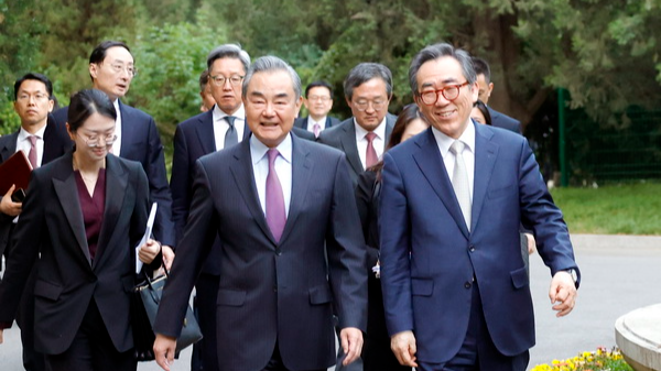 China, ROK seek to improve ties as ROK foreign minister visits Beijing