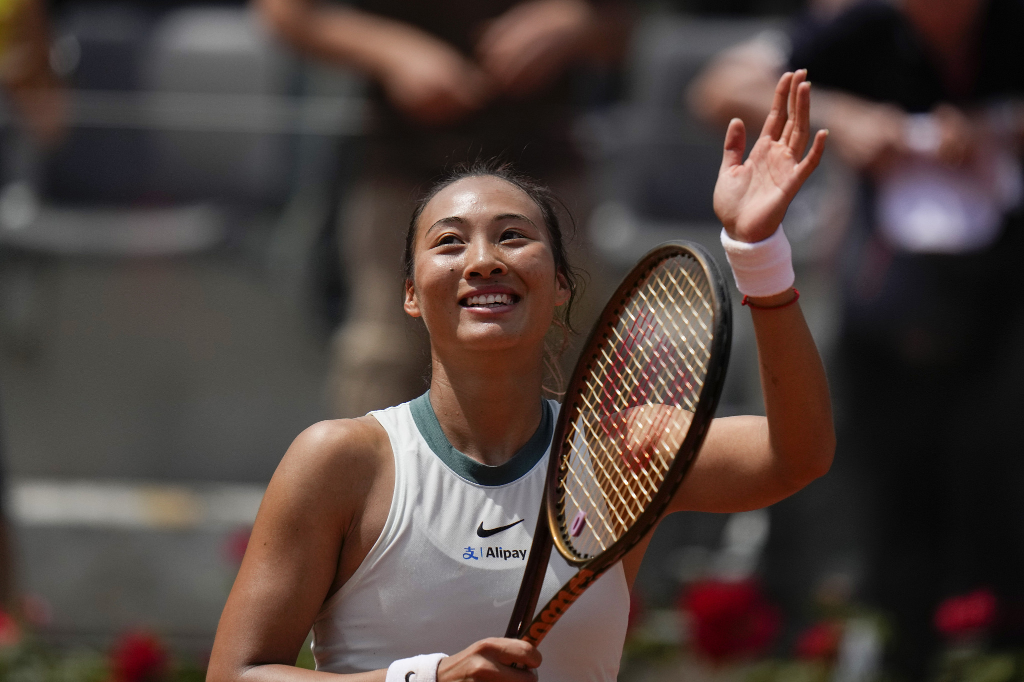 Zheng Qinwen acknowledges the fans at the end of her match against Naomi Osaka at the Italian Open tennis tournament in Rome, Italy, May 13, 2024. /CFP