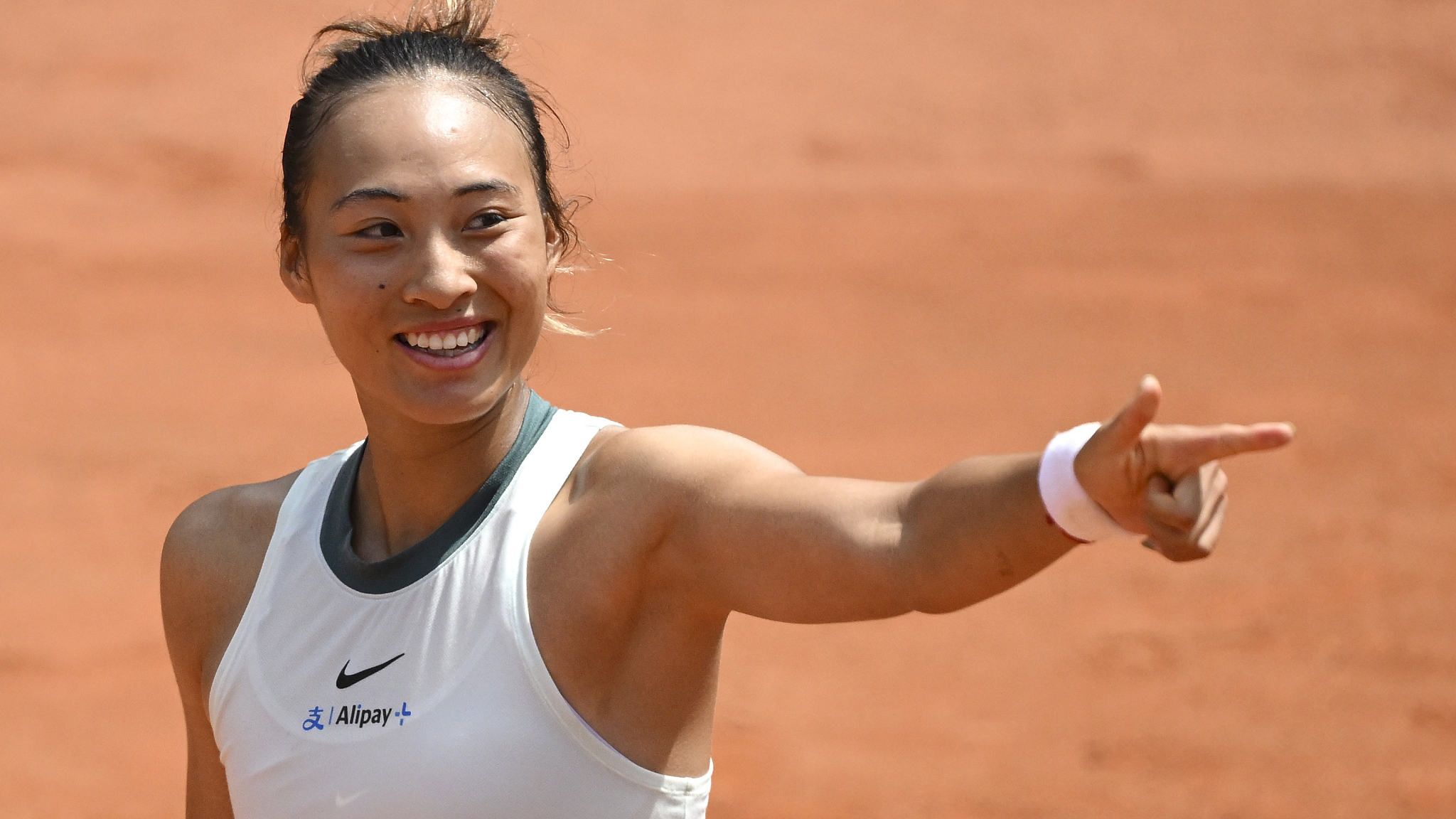 Zheng Qinwen celebrates at the end of her match against Naomi Osaka at the Italian Open tennis tournament in Rome, Italy, May 13, 2024. /CFP