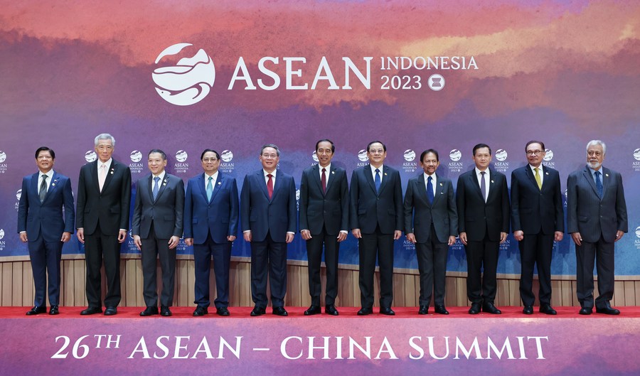 Chinese Premier Li Qiang poses for a group photo with participants attending the 26th China-ASEAN Summit in Jakarta, Indonesia, September 6, 2023. /Xinhua